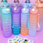 termo motivacional 2 litros + uno de 700 ml más pines y stickers